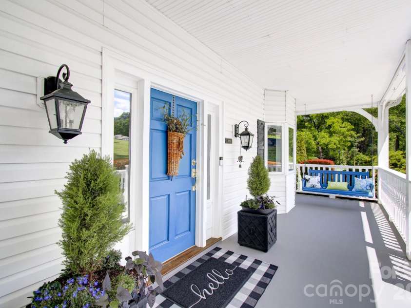 100 Perry Place, Hendersonville, NC 28739.  MLS# CAR4389206, YatesRealty ID 35848. 