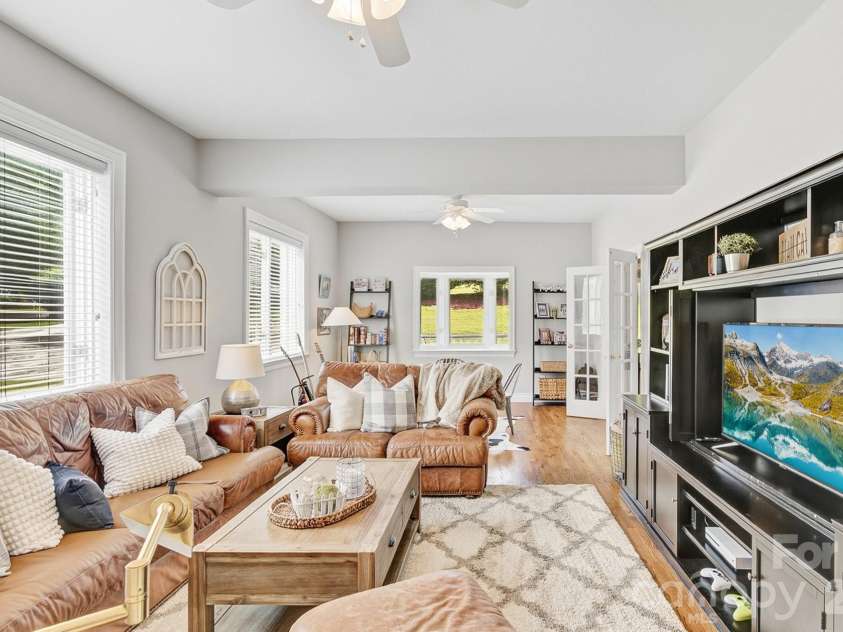 100 Perry Place, Hendersonville, NC 28739.  MLS# CAR4389206, YatesRealty ID 35848. 