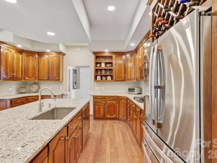 100 Perry Place, Hendersonville, NC 28739.  MLS# CAR4389206, YatesRealty ID 35848. 