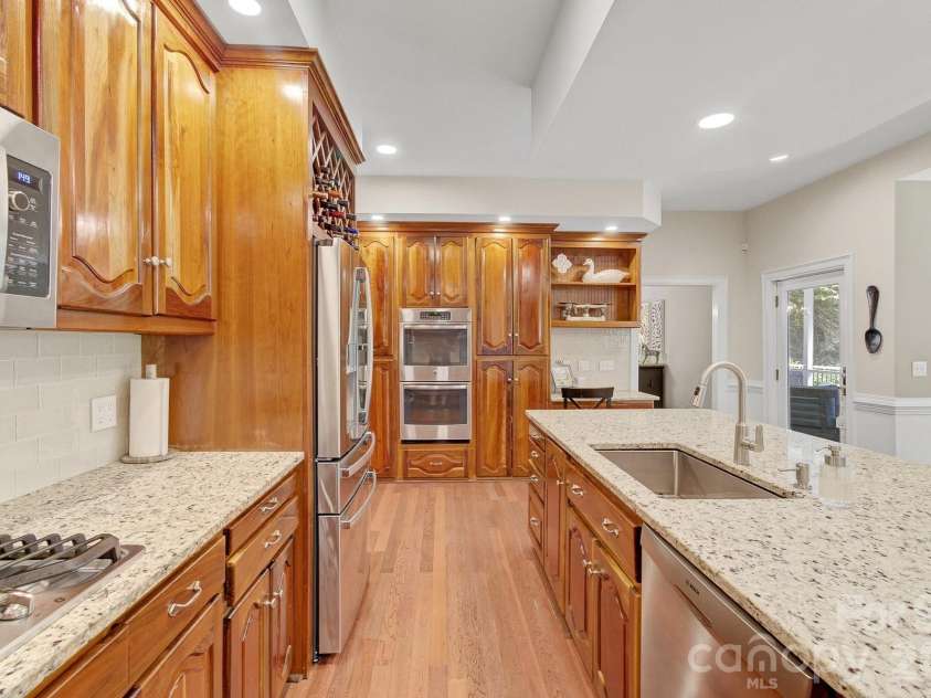 100 Perry Place, Hendersonville, NC 28739.  MLS# CAR4389206, YatesRealty ID 35848. 