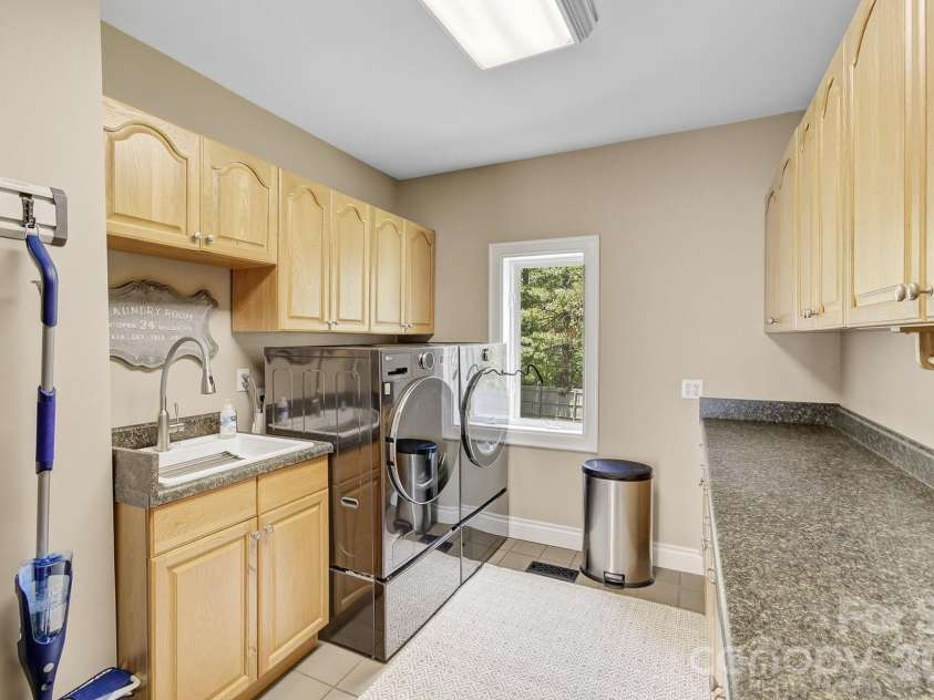 100 Perry Place, Hendersonville, NC 28739.  MLS# CAR4389206, YatesRealty ID 35848. 