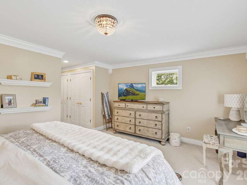 100 Perry Place, Hendersonville, NC 28739.  MLS# CAR4389206, YatesRealty ID 35848. 