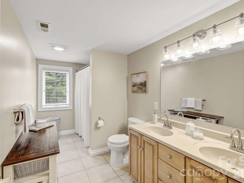 100 Perry Place, Hendersonville, NC 28739.  MLS# CAR4389206, YatesRealty ID 35848. 