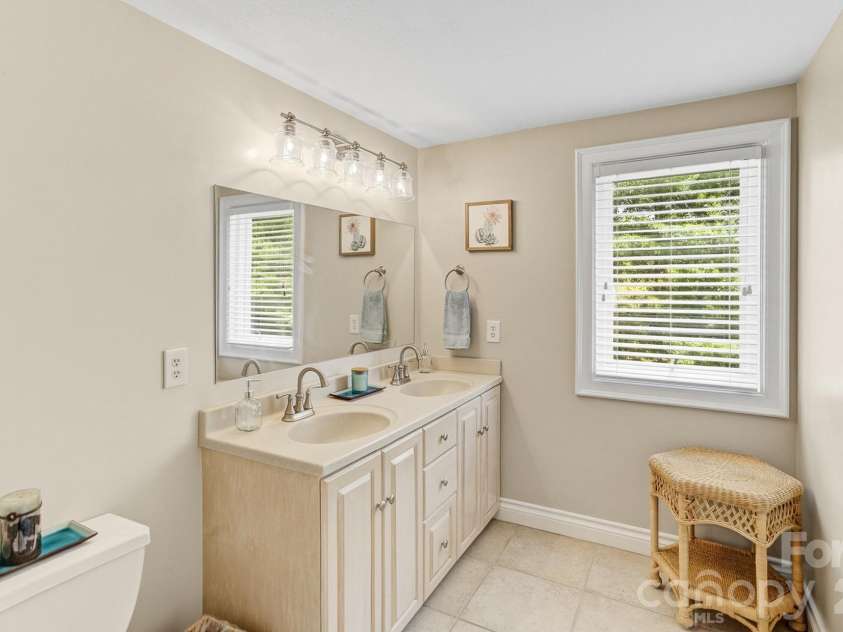 100 Perry Place, Hendersonville, NC 28739.  MLS# CAR4389206, YatesRealty ID 35848. 