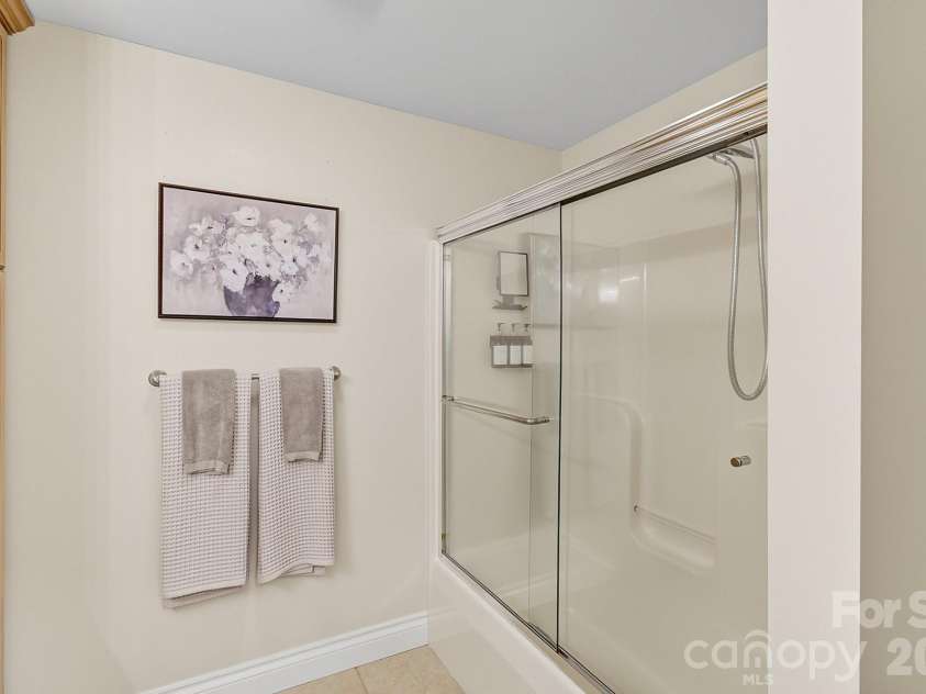 100 Perry Place, Hendersonville, NC 28739.  MLS# CAR4389206, YatesRealty ID 35848. 