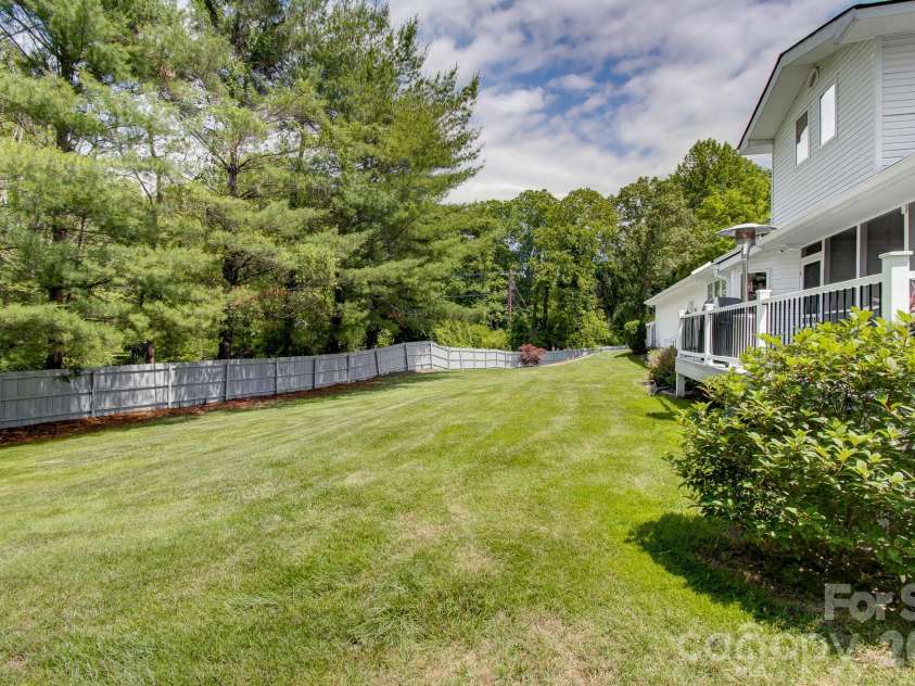 100 Perry Place, Hendersonville, NC 28739.  MLS# CAR4389206, YatesRealty ID 35848. 