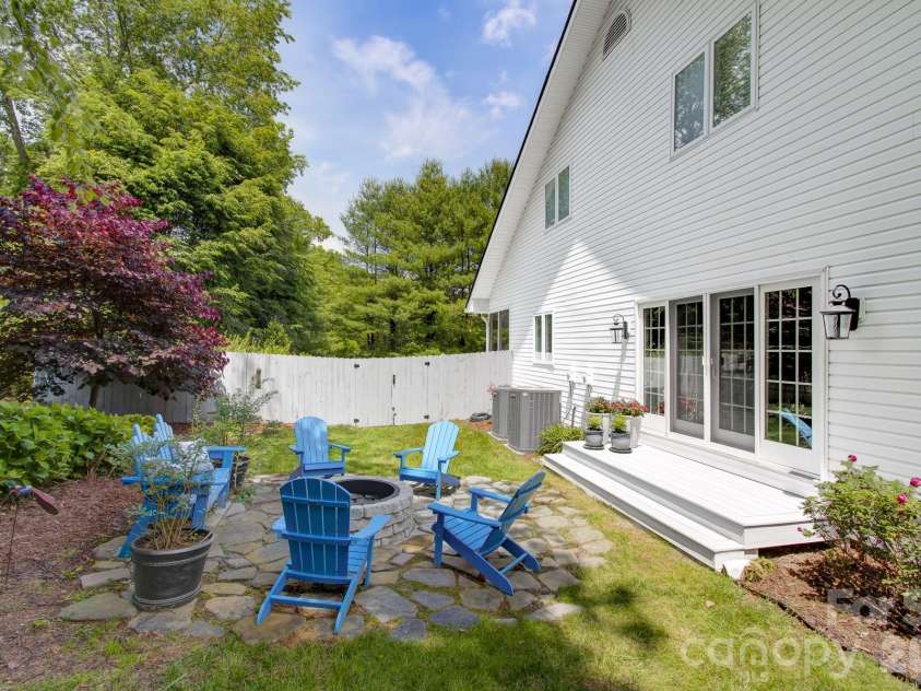 100 Perry Place, Hendersonville, NC 28739.  MLS# CAR4389206, YatesRealty ID 35848. 