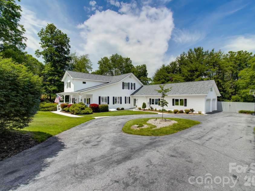 100 Perry Place, Hendersonville, NC 28739.  MLS# CAR4389206, YatesRealty ID 35848. 