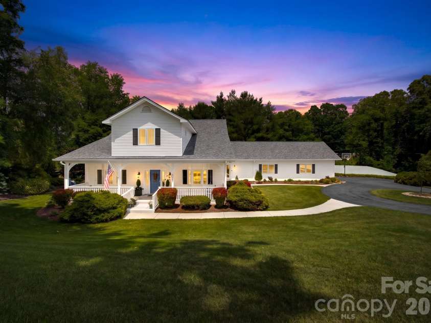 100 Perry Place, Hendersonville, NC 28739.  MLS# CAR4389206, YatesRealty ID 35848. 
