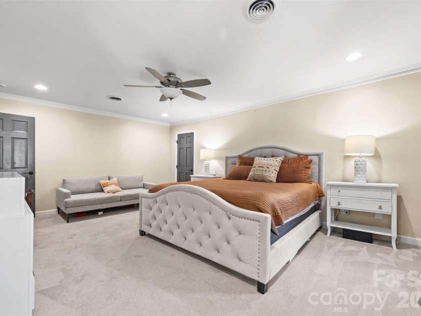 7940 Sunnyvale Lane, Charlotte, NC 28210.  MLS# CAR4397501, YatesRealty ID 35849. 