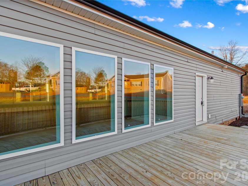447 Lookout Dam Road, Statesville, NC 28625.  MLS# CAR4401475, YatesRealty ID 35857. 