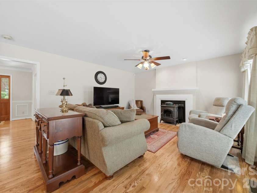1032 30th Avenue Lane, Hickory, NC 28601.  MLS# CAR4393114, YatesRealty ID 35858. 