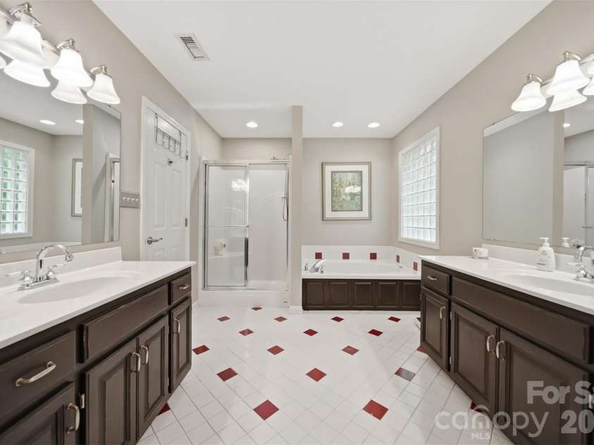 1032 30th Avenue Lane, Hickory, NC 28601.  MLS# CAR4393114, YatesRealty ID 35858. 