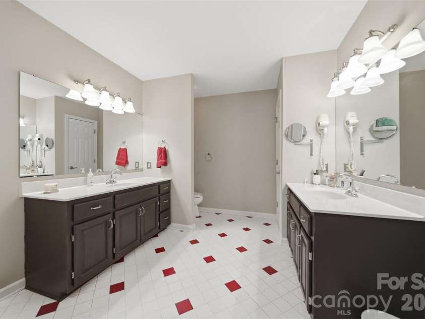 1032 30th Avenue Lane, Hickory, NC 28601.  MLS# CAR4393114, YatesRealty ID 35858. 