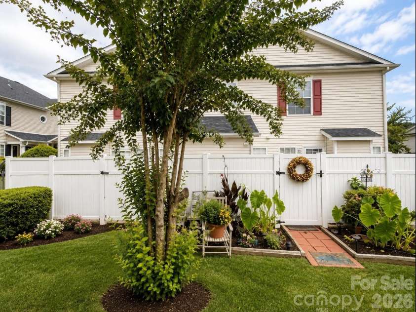 2049 Flushing Court, Charlotte, NC 28215.  MLS# CAR4396965, YatesRealty ID 35859. 