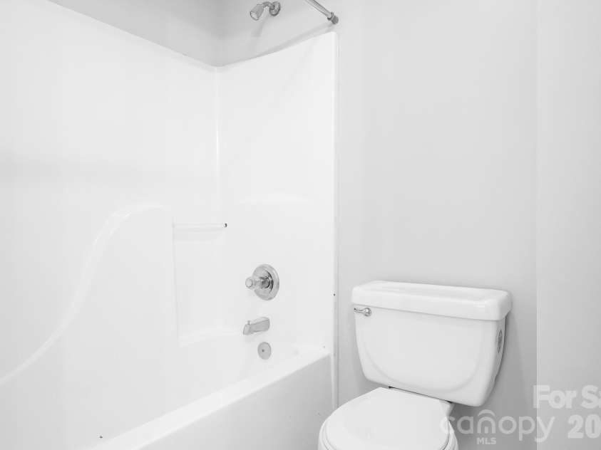 177 Highland Woods Court, Denver, NC 28037.  MLS# CAR4333718, YatesRealty ID 3586. Primary bath
