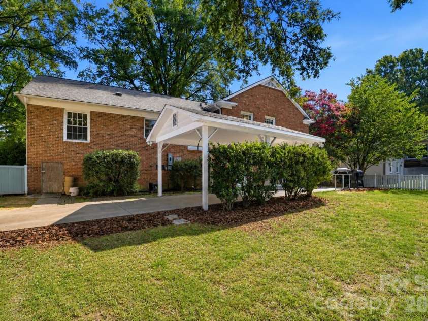 3900 Blowing Rock Way, Charlotte, NC 28210.  MLS# CAR4400075, YatesRealty ID 35861. 