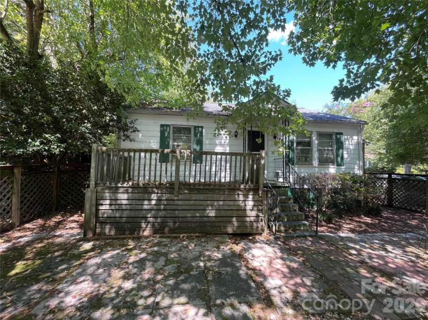 500 Brookside Drive, Shelby, NC 28150.  MLS# CAR4402367, YatesRealty ID 35863. 
