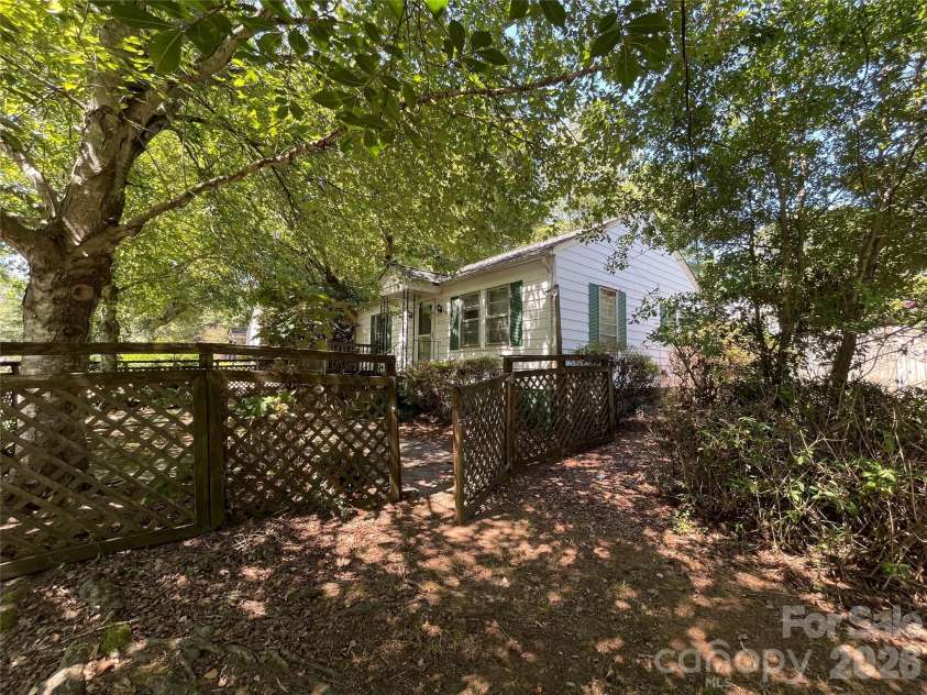 500 Brookside Drive, Shelby, NC 28150.  MLS# CAR4402367, YatesRealty ID 35863. 