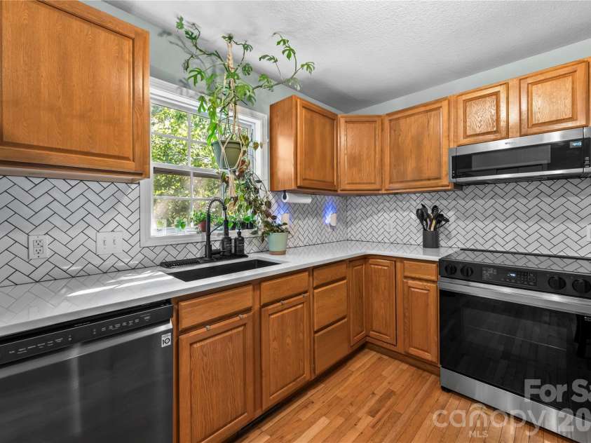 11 Raleigh Road, Asheville, NC 28803.  MLS# CAR4398228, YatesRealty ID 35864. 