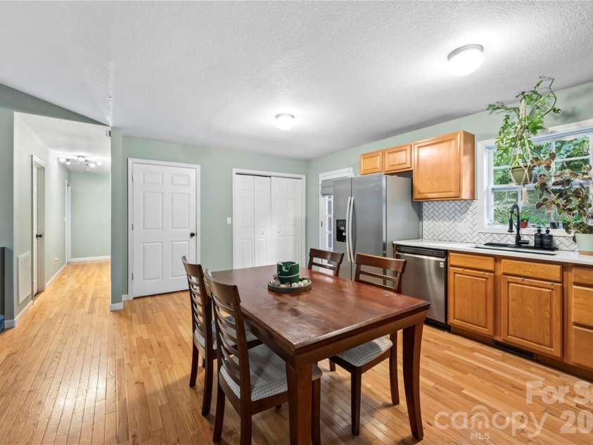 11 Raleigh Road, Asheville, NC 28803.  MLS# CAR4398228, YatesRealty ID 35864. 