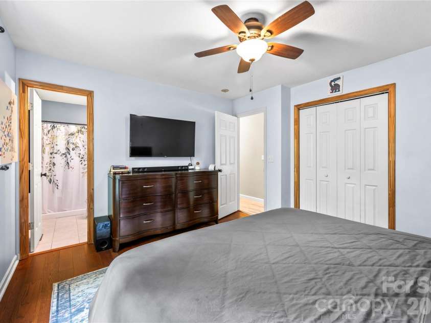 11 Raleigh Road, Asheville, NC 28803.  MLS# CAR4398228, YatesRealty ID 35864. 