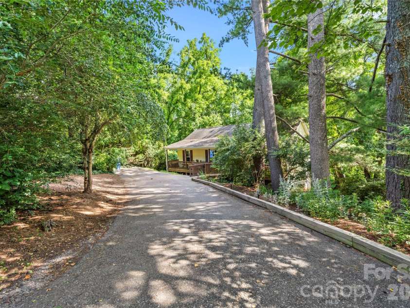 11 Raleigh Road, Asheville, NC 28803.  MLS# CAR4398228, YatesRealty ID 35864. 