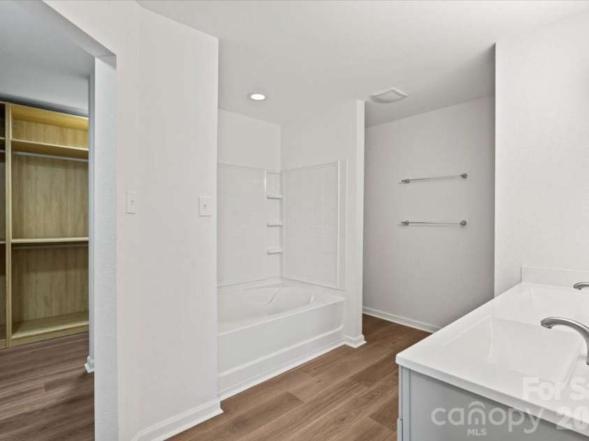 12932 Silvaire Farm Road, Charlotte, NC 28278.  MLS# CAR4395219, YatesRealty ID 35865. 