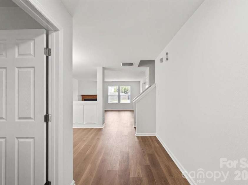 12932 Silvaire Farm Road, Charlotte, NC 28278.  MLS# CAR4395219, YatesRealty ID 35865. Entry hall