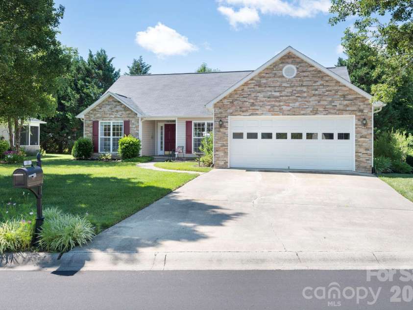 35 Meadow Pathway Drive, Fletcher, NC 28732.  MLS# CAR4395042, YatesRealty ID 35871. 