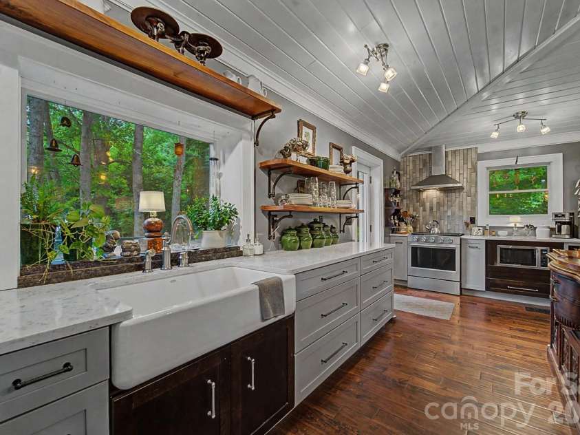 75 Mountain View Road, Sylva, NC 28779.  MLS# CAR4377022, YatesRealty ID 35873. 