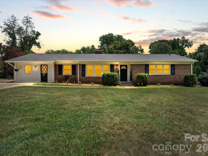 1614 Kenmore Drive, Statesville, NC 28625.  MLS# CAR4387432, YatesRealty ID 35877. 