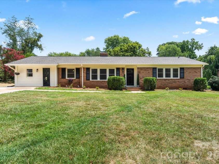 1614 Kenmore Drive, Statesville, NC 28625.  MLS# CAR4387432, YatesRealty ID 35877. 