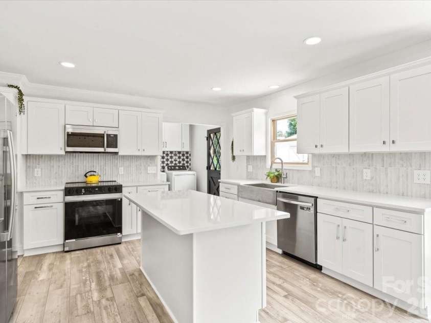 1614 Kenmore Drive, Statesville, NC 28625.  MLS# CAR4387432, YatesRealty ID 35877. 