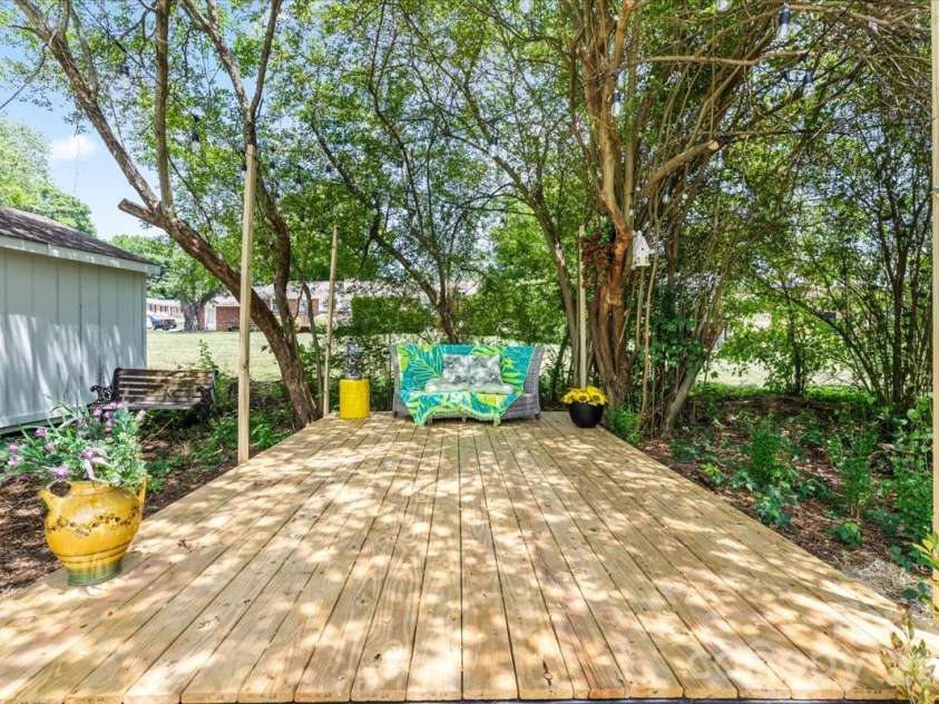 1614 Kenmore Drive, Statesville, NC 28625.  MLS# CAR4387432, YatesRealty ID 35877. 