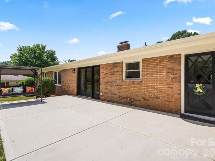 1614 Kenmore Drive, Statesville, NC 28625.  MLS# CAR4387432, YatesRealty ID 35877. 