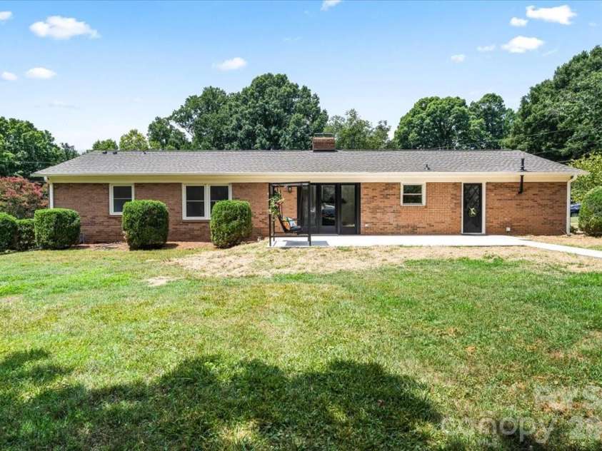 1614 Kenmore Drive, Statesville, NC 28625.  MLS# CAR4387432, YatesRealty ID 35877. 