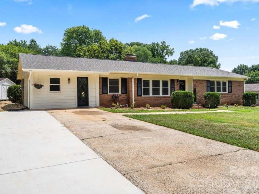 1614 Kenmore Drive, Statesville, NC 28625.  MLS# CAR4387432, YatesRealty ID 35877. 