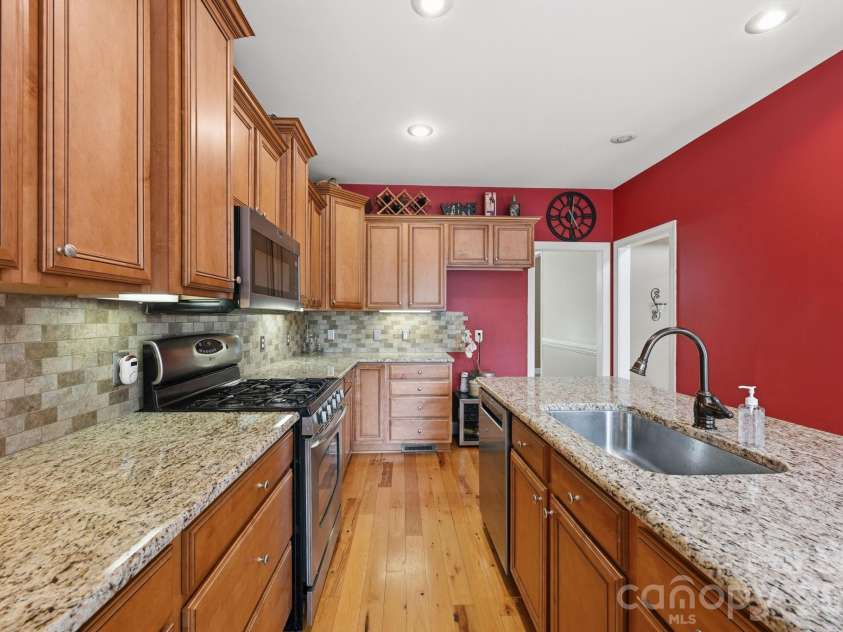 132 Monarch Lane, Mooresville, NC 28115.  MLS# CAR4391250, YatesRealty ID 35878. Stainless Appliances
