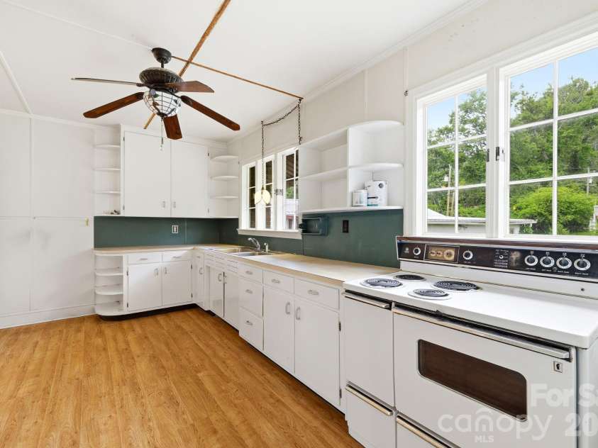 783 Skyland Drive, Sylva, NC 28779.  MLS# CAR4401871, YatesRealty ID 35879. 