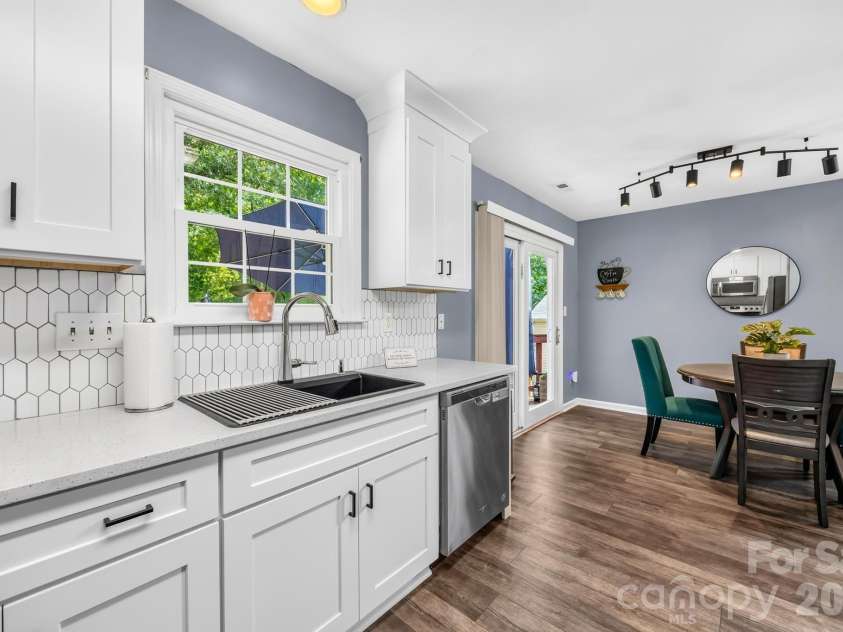 11514 Woodfire Road, Charlotte, NC 28269.  MLS# CAR4398983, YatesRealty ID 35887. Kitchen