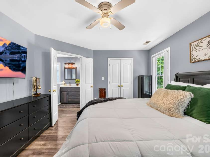 11514 Woodfire Road, Charlotte, NC 28269.  MLS# CAR4398983, YatesRealty ID 35887. Primary suite