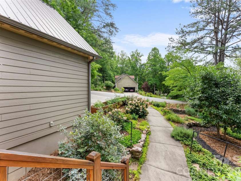 45 Sunset Drive, Swannanoa, NC 28778.  MLS# CAR4393555, YatesRealty ID 35888. 