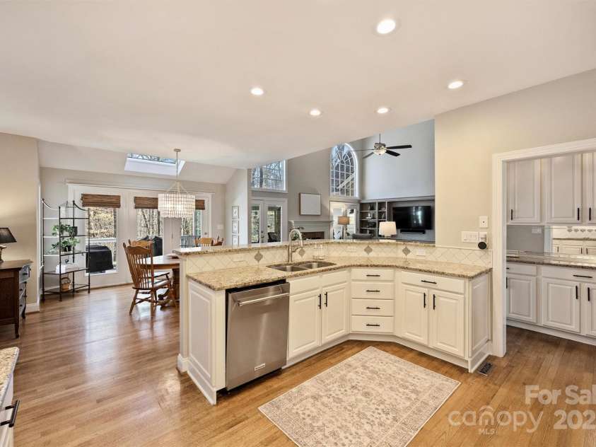 4219 Kronos Place, Charlotte, NC 28210.  MLS# CAR4225986, YatesRealty ID 3589. Chef's kitchen!
