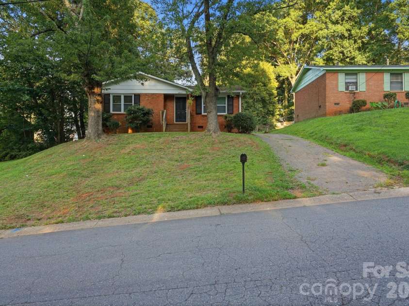 6805 Deanwood Place, Charlotte, NC 28217.  MLS# CAR4399422, YatesRealty ID 35890. 