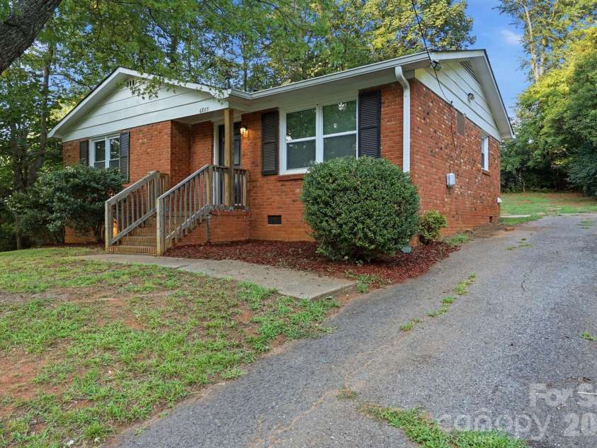 6805 Deanwood Place, Charlotte, NC 28217.  MLS# CAR4399422, YatesRealty ID 35890. 