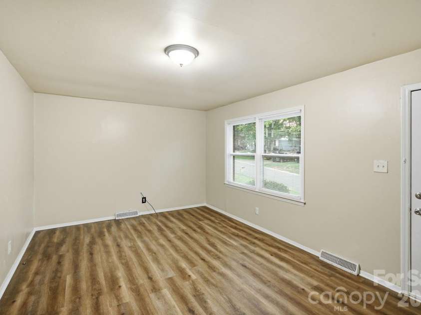 6805 Deanwood Place, Charlotte, NC 28217.  MLS# CAR4399422, YatesRealty ID 35890. 
