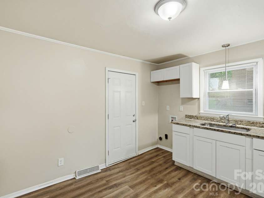 6805 Deanwood Place, Charlotte, NC 28217.  MLS# CAR4399422, YatesRealty ID 35890. 