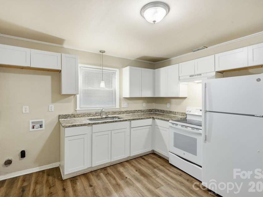 6805 Deanwood Place, Charlotte, NC 28217.  MLS# CAR4399422, YatesRealty ID 35890. 