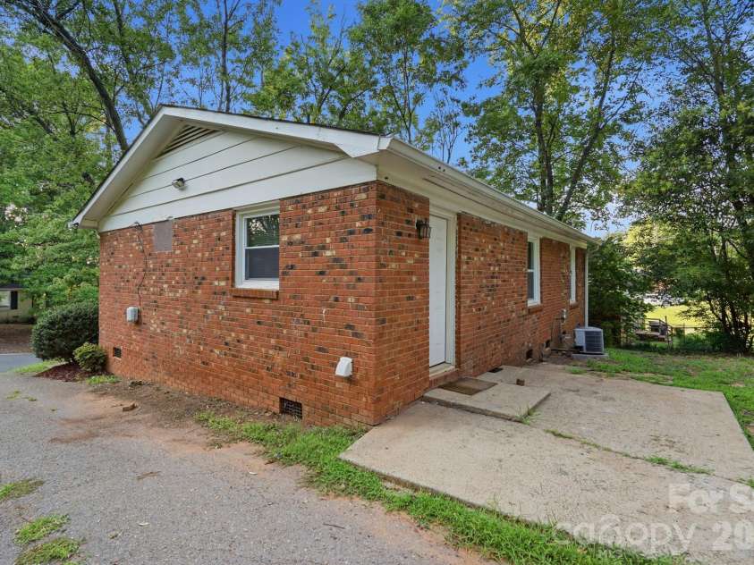 6805 Deanwood Place, Charlotte, NC 28217.  MLS# CAR4399422, YatesRealty ID 35890. 